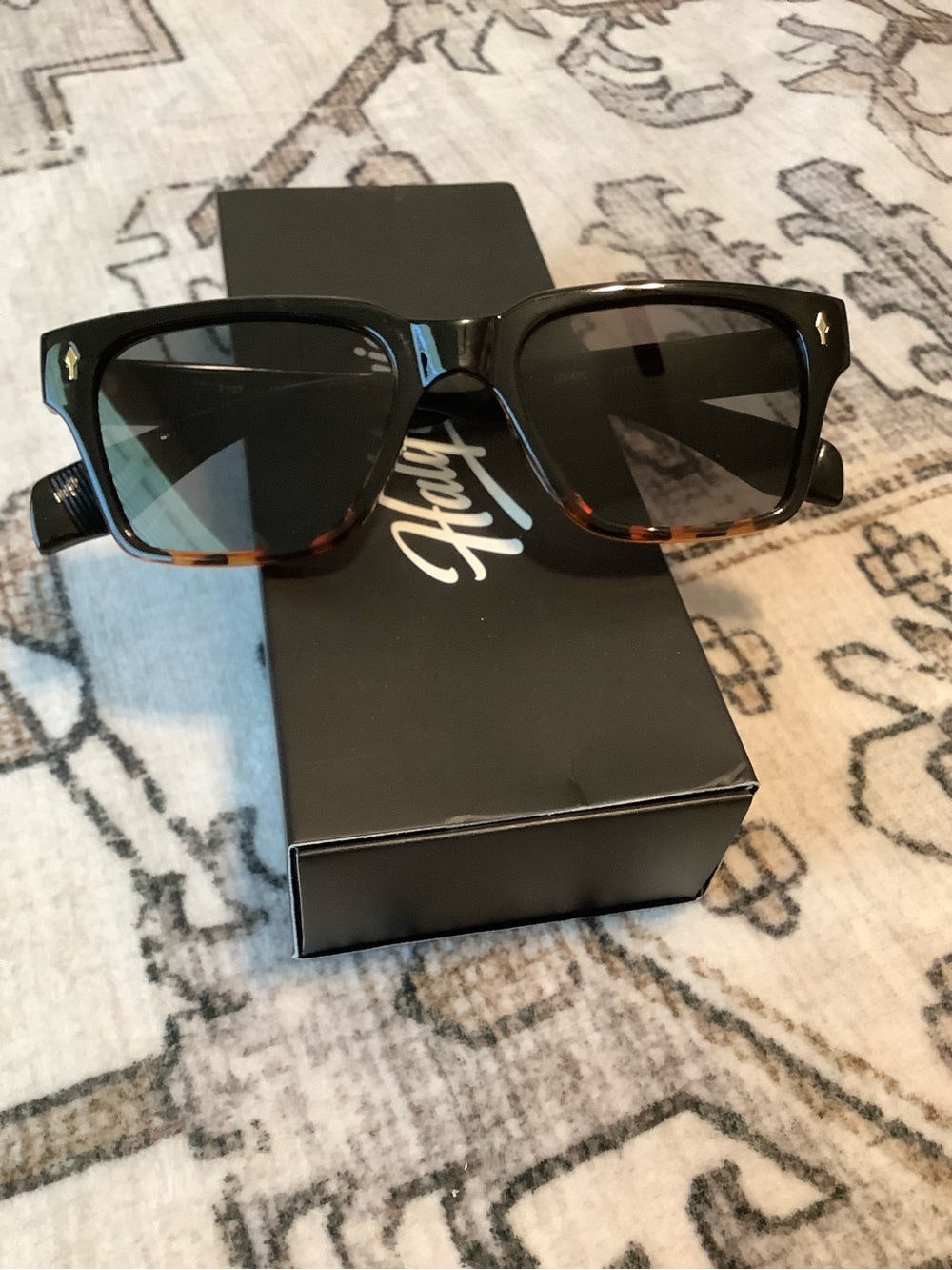 NWOT Tortoiseshell Women’s Sunglasses with Dark Lenses - Picture 6 of 6